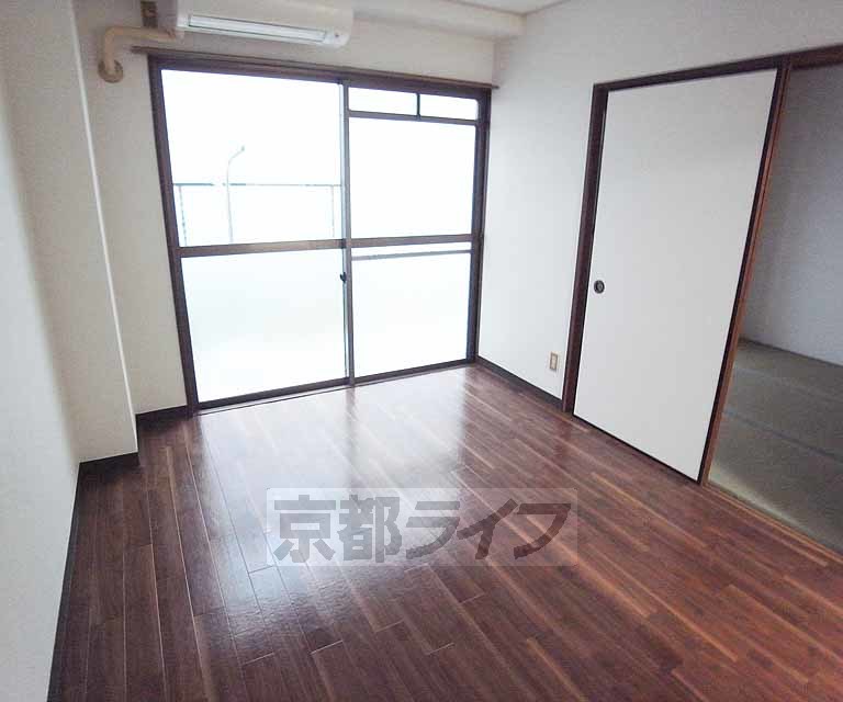 居室・リビング　改装でキレイになっております