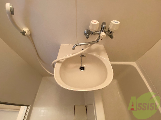 洗面設備　洗面台はこちら。手や顔を洗ったりできますよ。