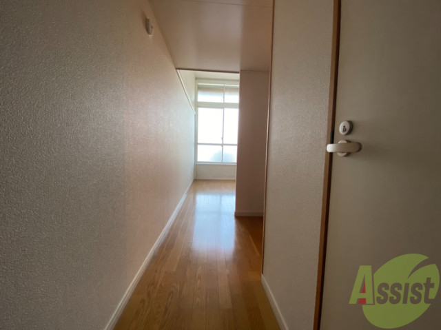 玄関　玄関からの目線です。光が差し込む素敵なお部屋ですよ。