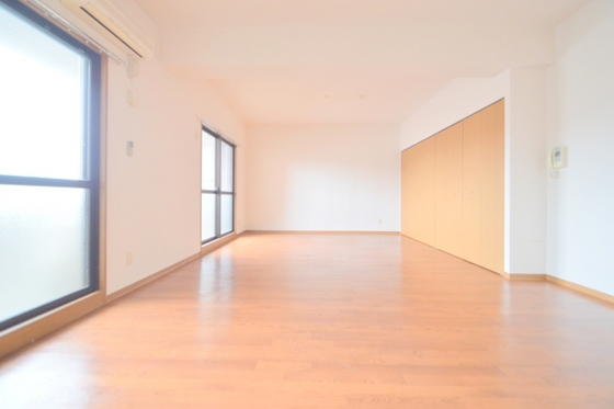 居室・リビング　広々１６帖の居室は収納もたっぷり♪角部屋２面採光の明るいお部