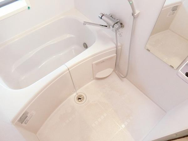 バス・シャワールーム　追い焚き機能付きバス！