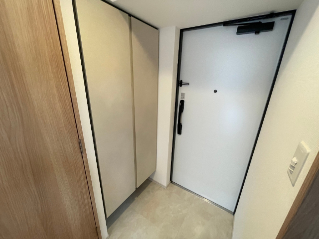 玄関　２０１号室の写真になります。