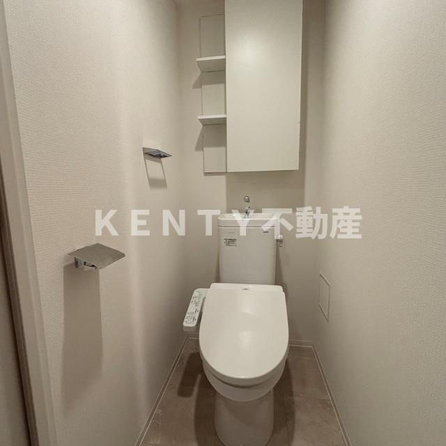 トイレ　落ち着いた色調のトイレです