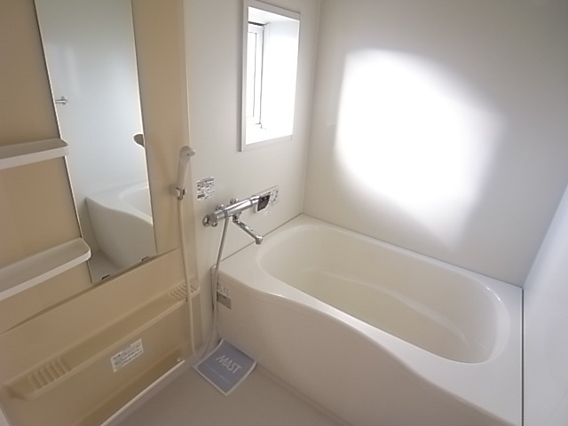 バス・シャワールーム　２人でも十分入浴できる広々なお風呂です