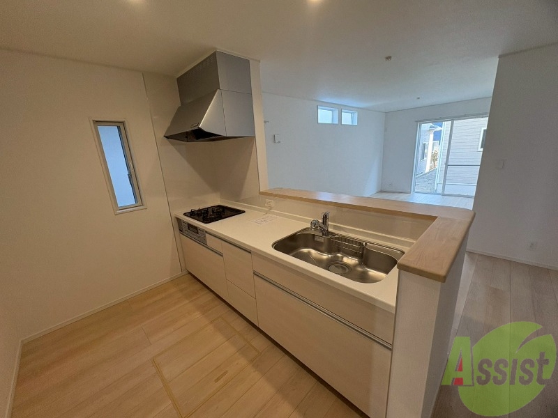 キッチン　キッチンは３口ガスコンロです。料理がはかどりそうですね。