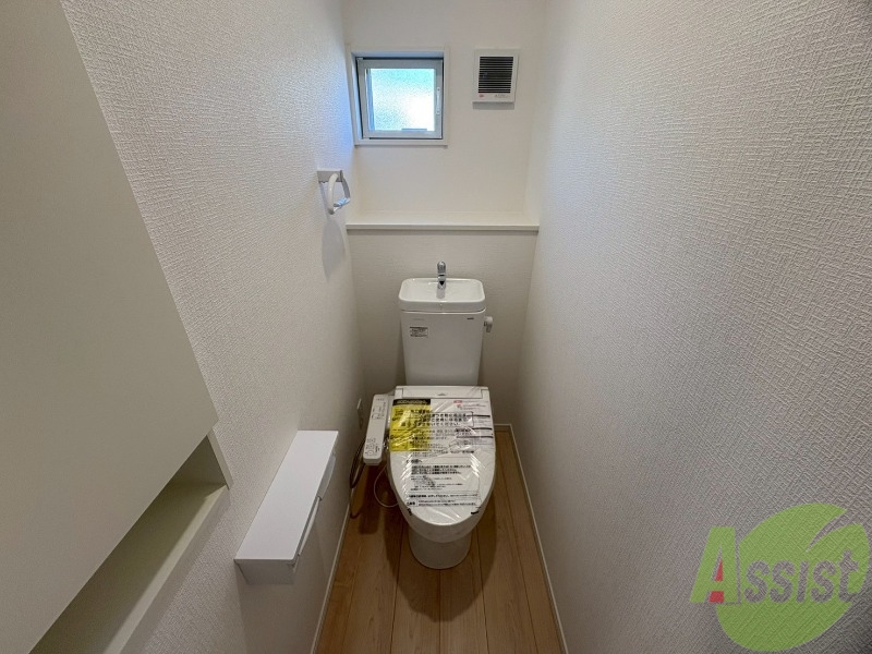 トイレ　ウォシュレット付トイレです。収納も多くて便利ですね。