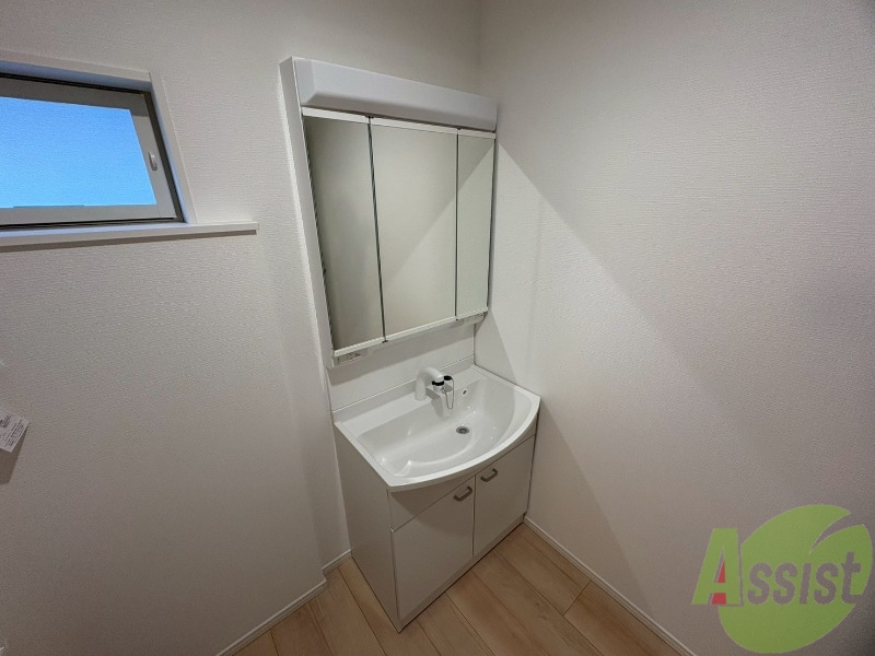 洗面設備　独立洗面台です。３面鏡で毎朝の準備が楽しくなりそうですね。