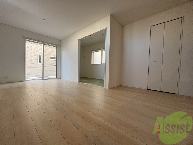 居室・リビング　１２．２帖の洋室になります。開放感があり広々としております。