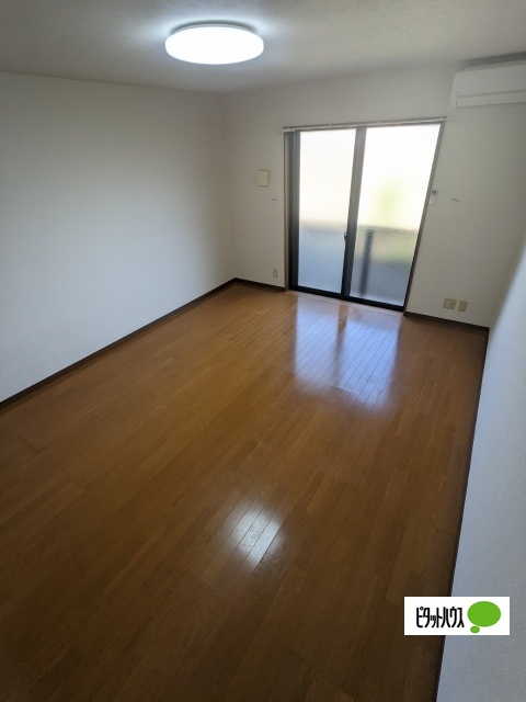 居室・リビング　同物件別部屋