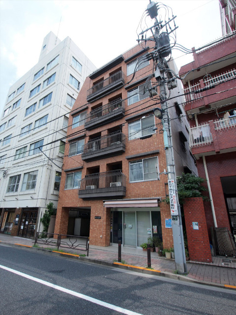 建物外観　５階建てのマンションです