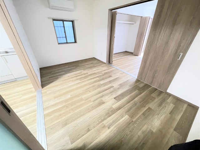 その他　真ん中の７帖の洋室です