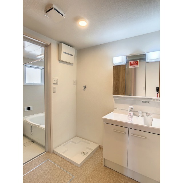 洗面設備　シャンプードレッサーと三面鏡付の便利な洗