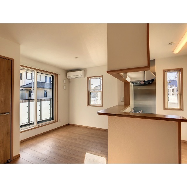 居室・リビング　２面採光で明るいリビング