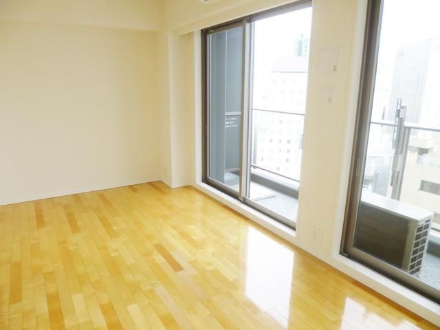 居室・リビング　★大きな窓２つ付きで日当たり良い★