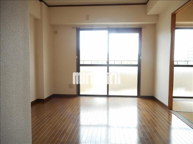 居室・リビング　日のあたる明るい洋室