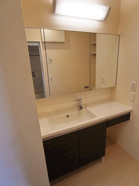 洗面設備　☆広い洗面台なので便利です