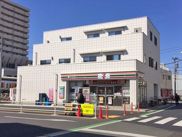コンビニ　セブンイレブン鶴瀬鶴瀬駅東口店（コンビニ）まで80m