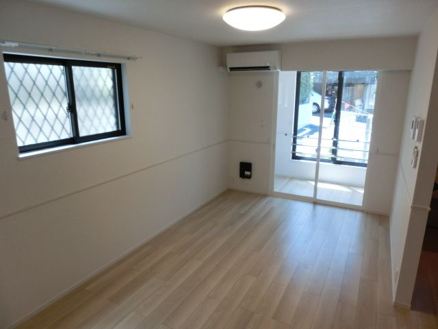 居室・リビング　2面採光で明るいリビングです