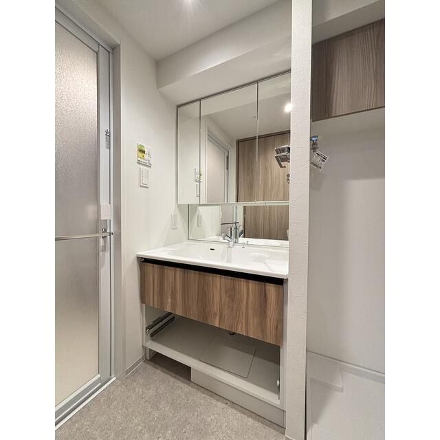 洗面設備　ゆったりとスペースのある洗面所