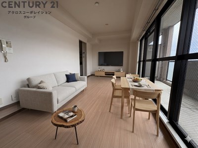 居室・リビング　床色が明るい色合いでとても綺麗です