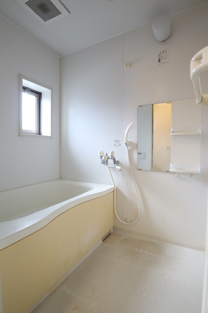 バス・シャワールーム　お風呂も小窓付きです