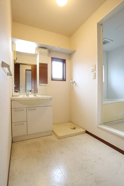 洗面設備　洗面台で急ぎの朝も安心です