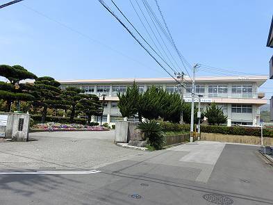 中学校　高知市立城北中学校（中学校）まで1596m