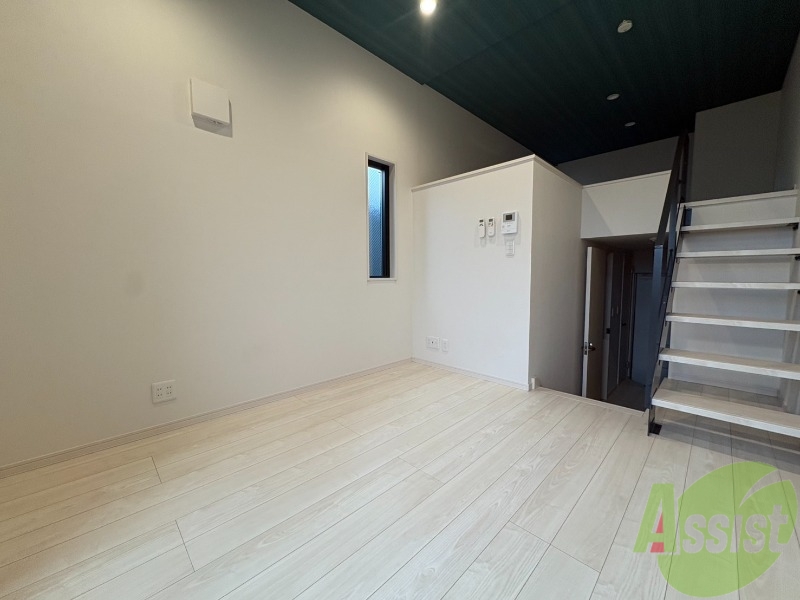 居室・リビング　南向きの大きめの窓から日差しがたっぷり入る明るいお部屋です。