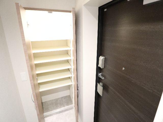 玄関　小物を収納するのに便利です