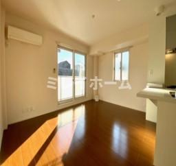 居室・リビング　同建物内別のお部屋の参考写真になります。