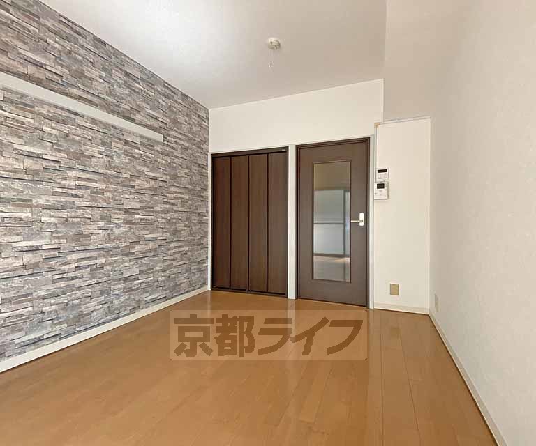 居室・リビング　アクセントクロスがお洒落なお部屋です。南向きのお部屋で...