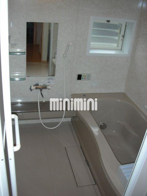 バス・シャワールーム　足も伸ばせる広いお風呂です