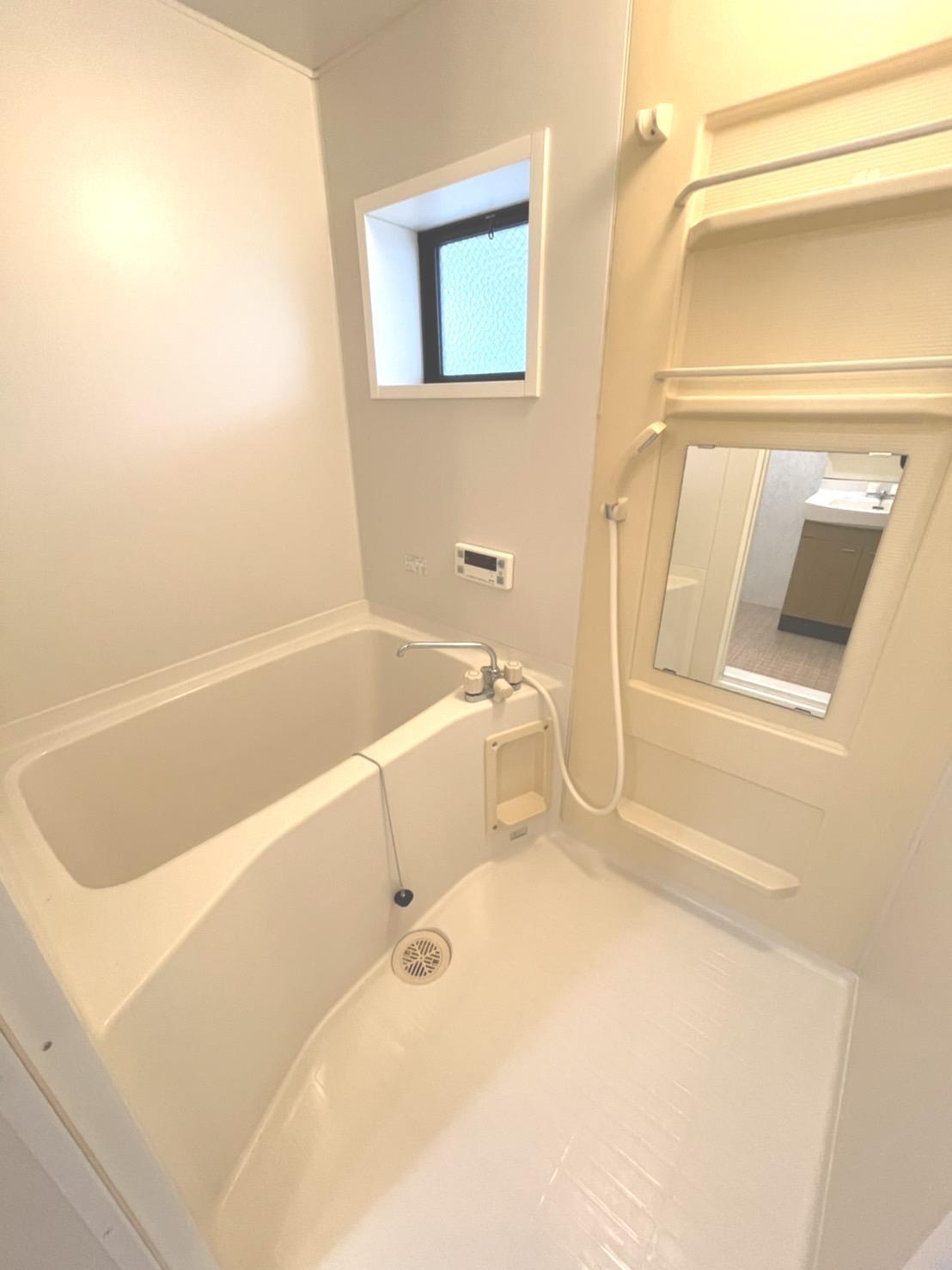 バス・シャワールーム　窓付きの浴室