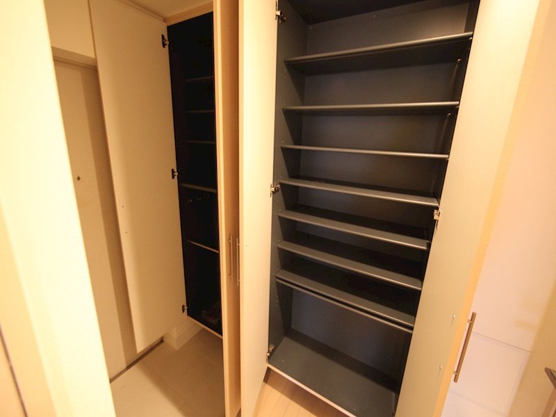 玄関　玄関　シューズボックス付（収納充実してます）