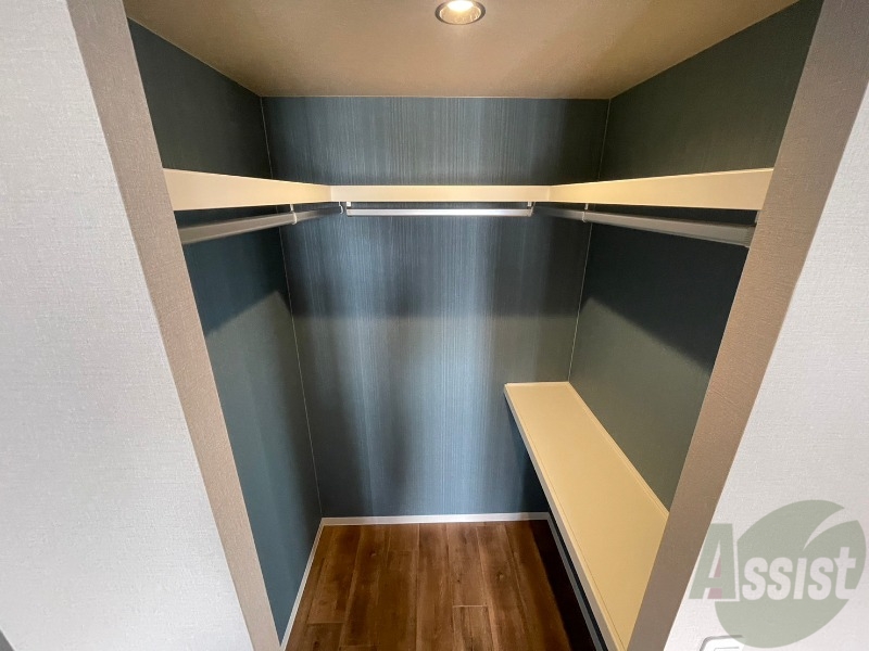 収納　こちらの収納にはハンガーをかけて服もしまえますね。