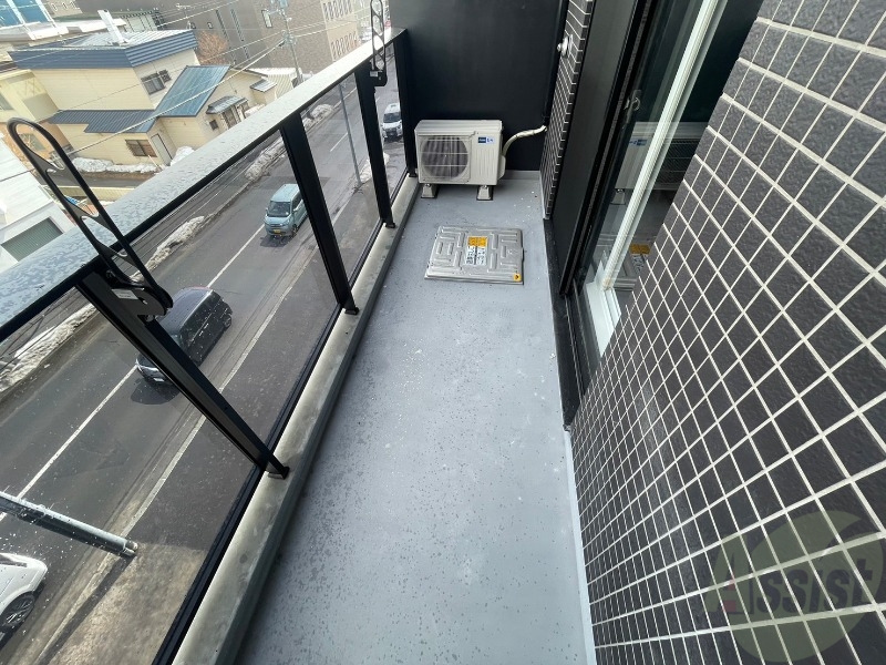 バルコニー　バルコニーは幅があり、広い印象を受けました。