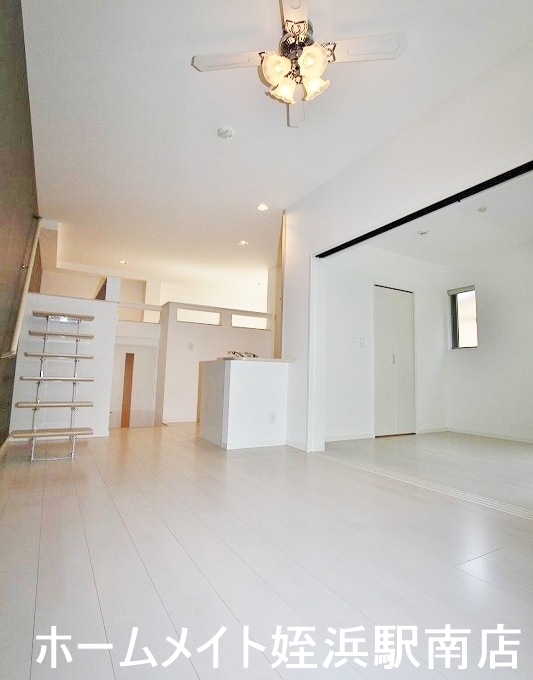 居室・リビング　★ホワイトフローリング採用の室内♪★