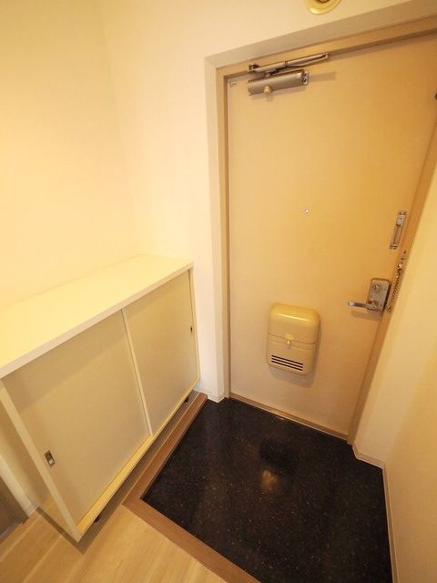 玄関　※別部屋参考写真です