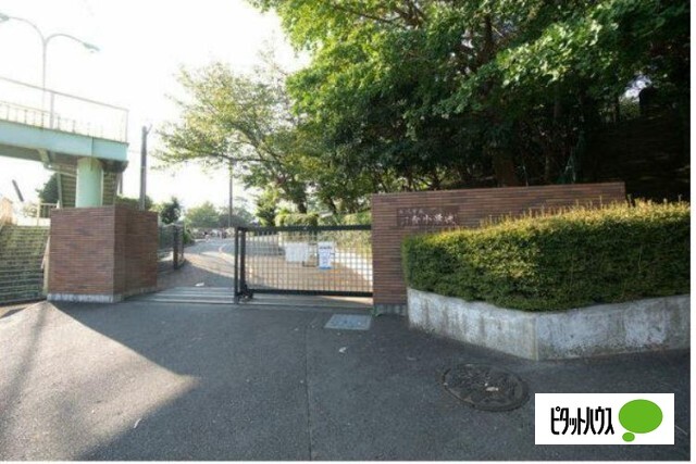 小学校　藤沢市立六会小学校（小学校）まで605m