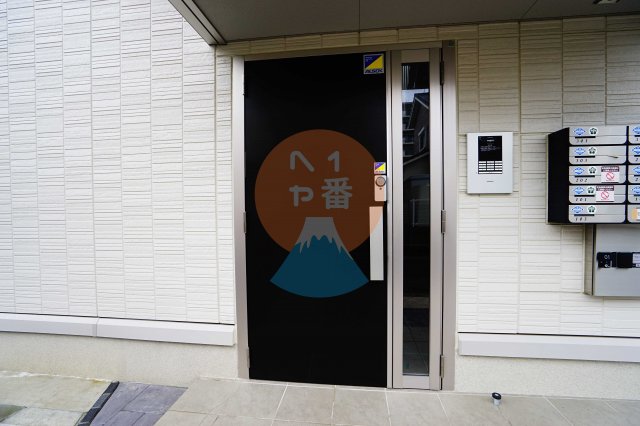 エントランス　オートロック付きのエントランスです