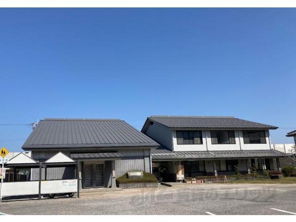 役所　彦根市　鳥居本出張所（役所）まで340m