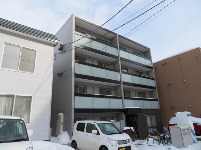 建物外観　４階建ての鉄筋コンクリート造です♪