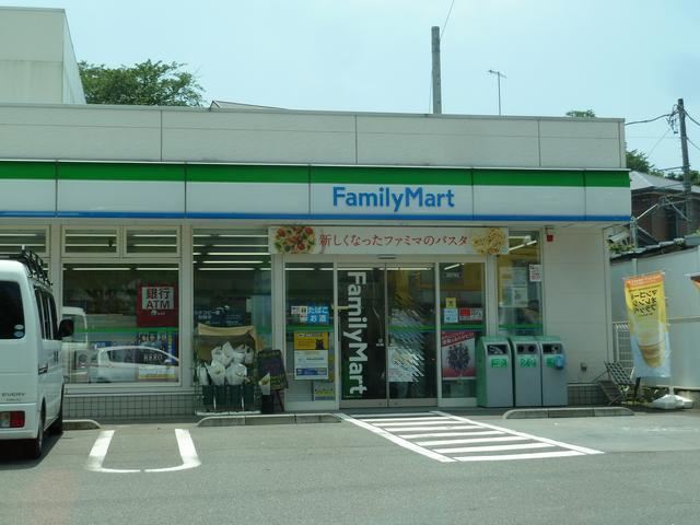 コンビニ　ファミリーマート（コンビニ）まで960m