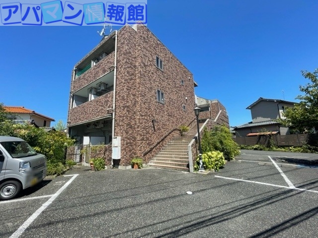 建物外観　緑の多いマンションです。