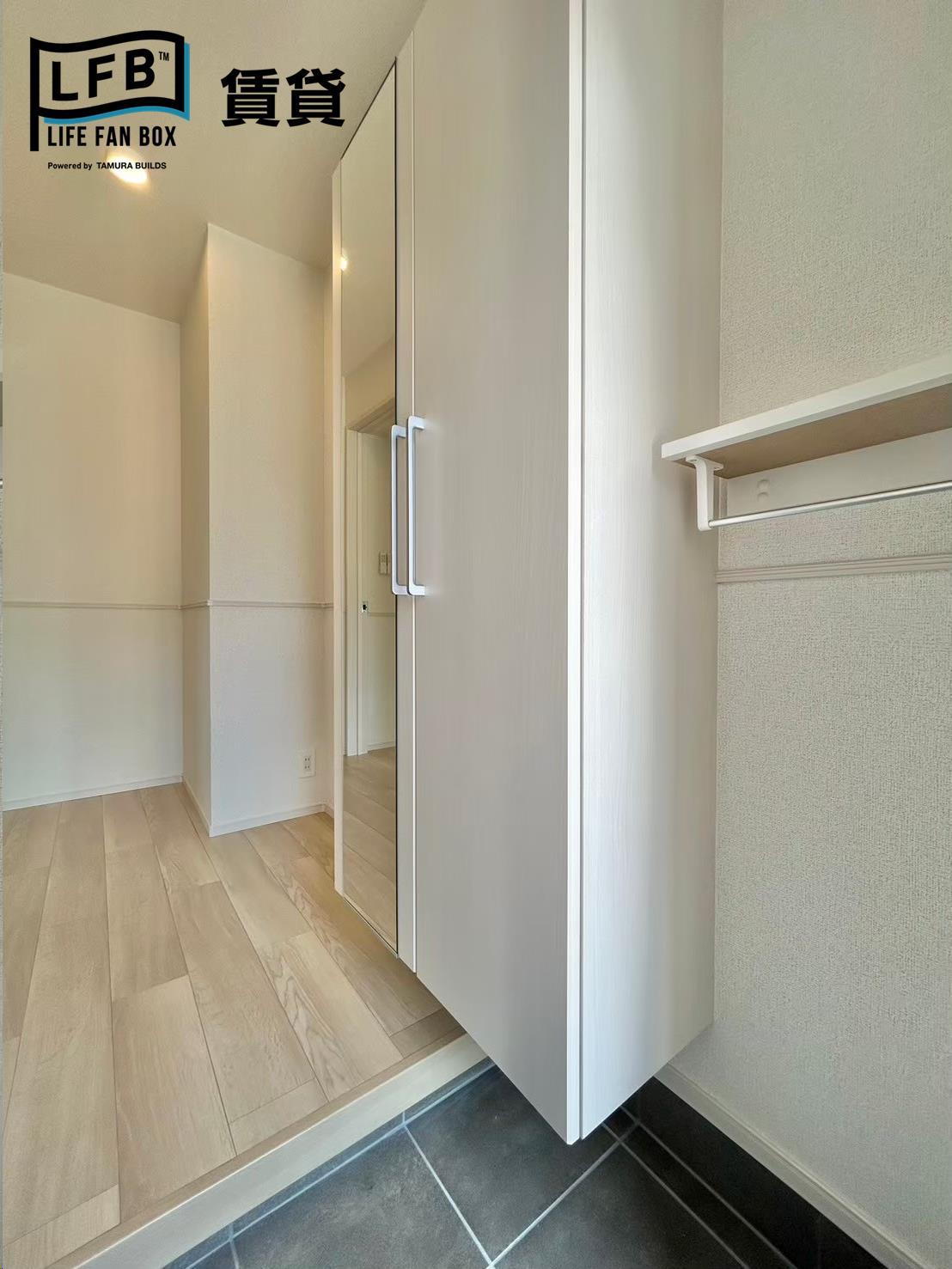 玄関　※同シリーズ別物件の室内写真です。壁紙や床の色など、仕様が異