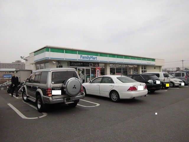 コンビニ　ファミリーマート（コンビニ）まで550m