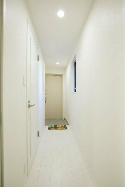 玄関　※家具・家電・小物はイメージです。