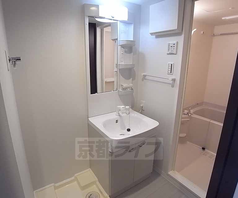 洗面設備　シャンプードレッサー付きの洗面化粧台です。