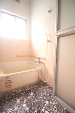 バス・シャワールーム　落ち着いた空間のお風呂です