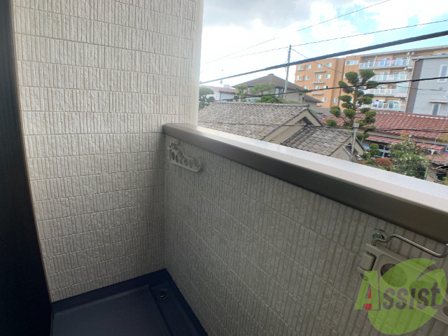 バルコニー　ベランダはよく日が当たり気持ちの良い空間です。